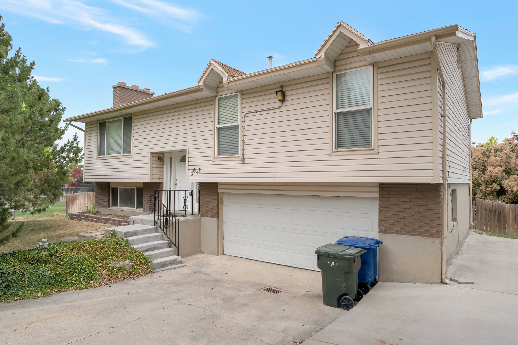 3672 W Clermont Dr