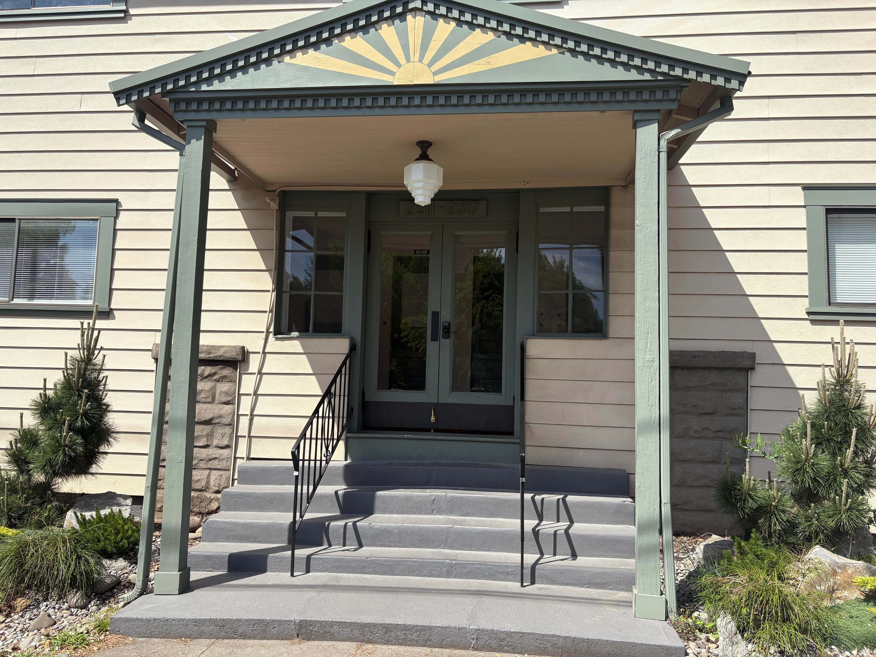 2317-4 SE Hawthorne Blvd - 2317-4