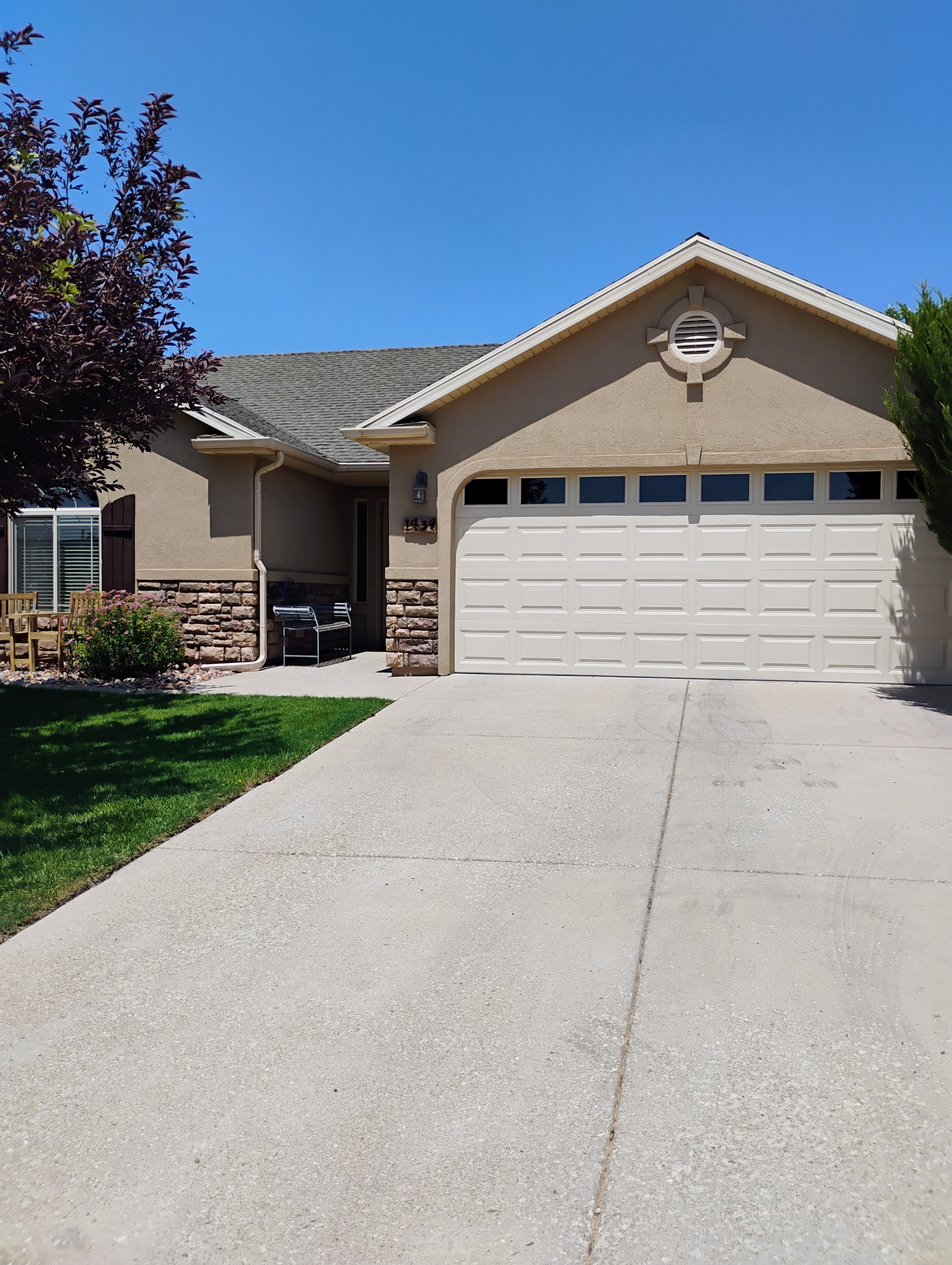 1439 S Northern View Dr