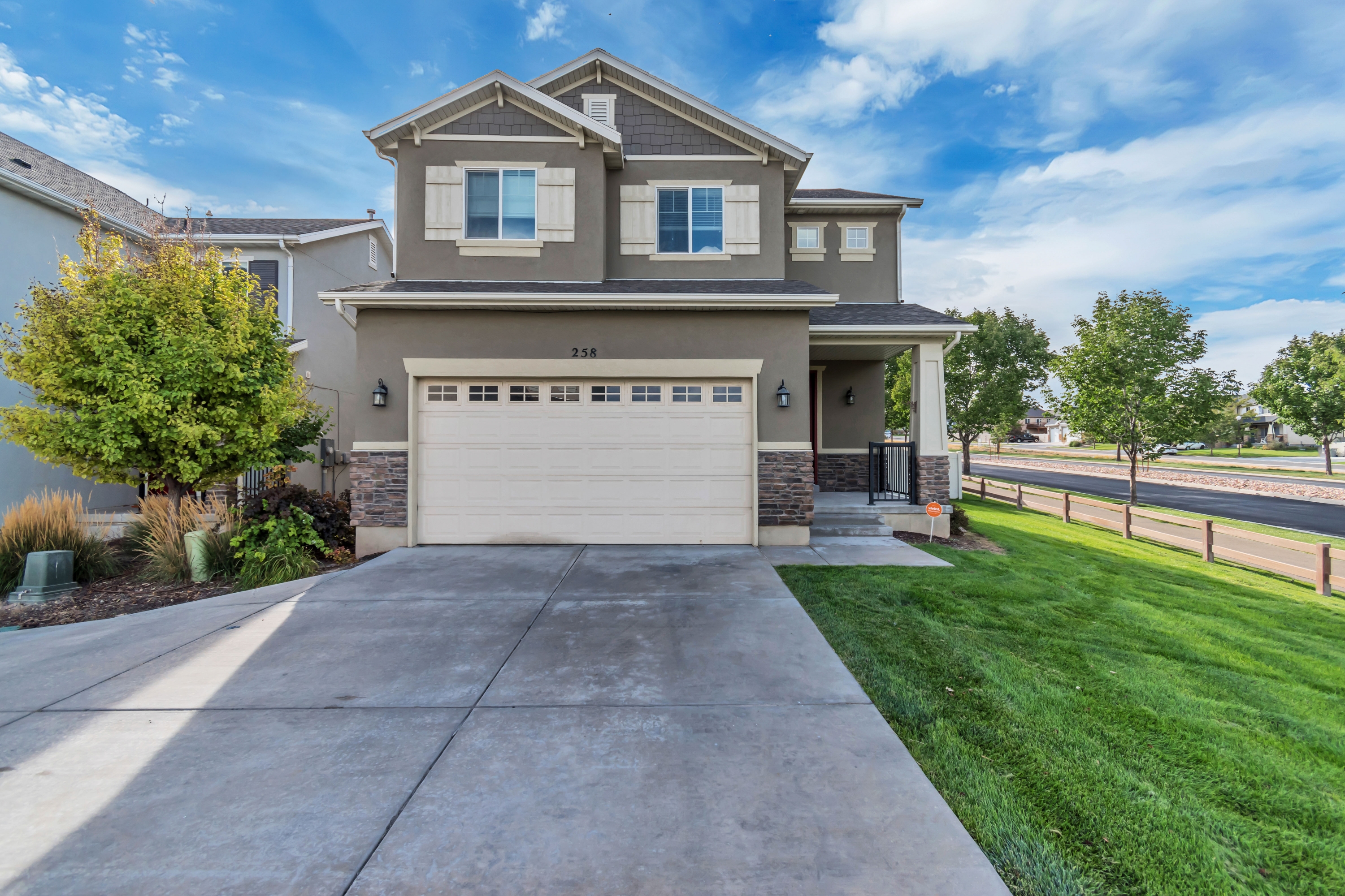 258 W Willow Creek Dr