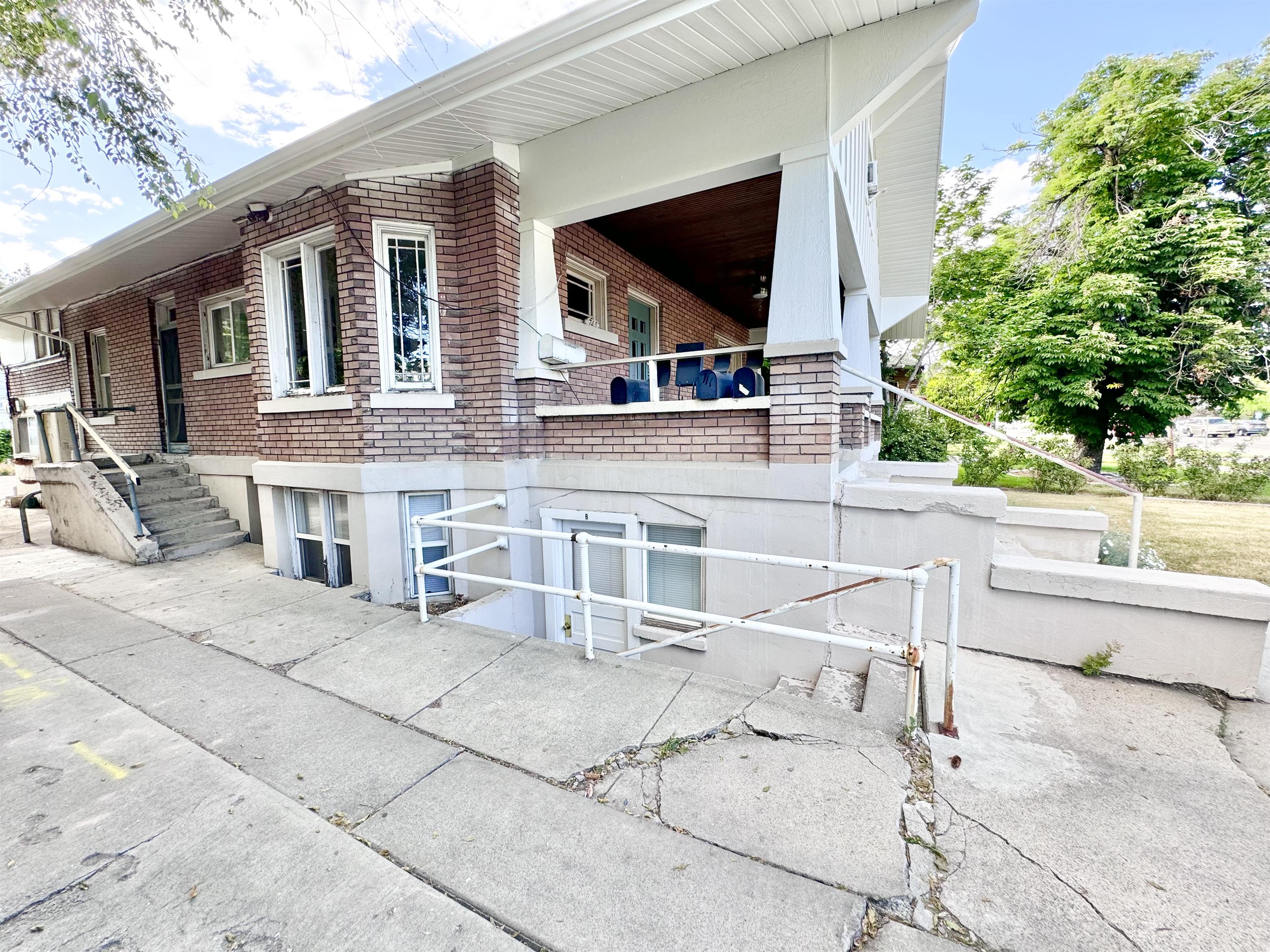745 University Ave - B